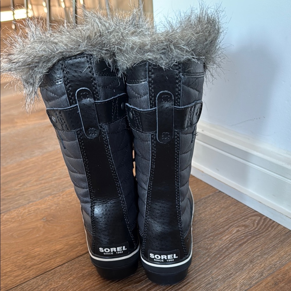 Sorel Woman’s Black and Gray Faux Fur Trim Boots US7.5